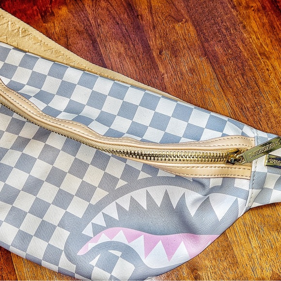 SPRAYGROUND 👛ROSÉ ALL DAY LÁ PALAĨS 👑 SAVVY CROSSBODY ~~~LIMITED EDITION~~~ - Picture 3 of 9